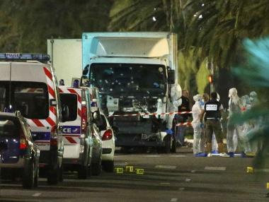 Моторист се опитал да спре камиона-убиец в Ница (видео)