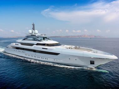 Впечатляваща яхта с басейн с водопад