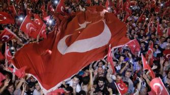 Какво се случва по улиците в Турция след нощта на танковете?