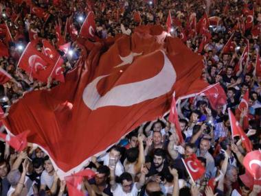 Какво се случва по улиците в Турция след нощта на танковете?