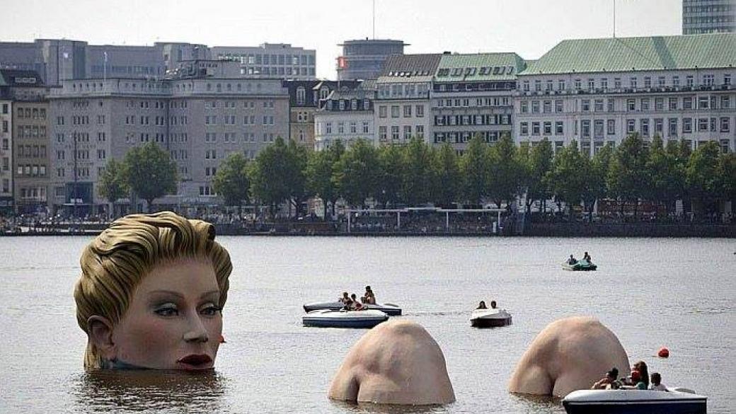 Огромна блондинка се „къпе“ в центъра на Хамбург