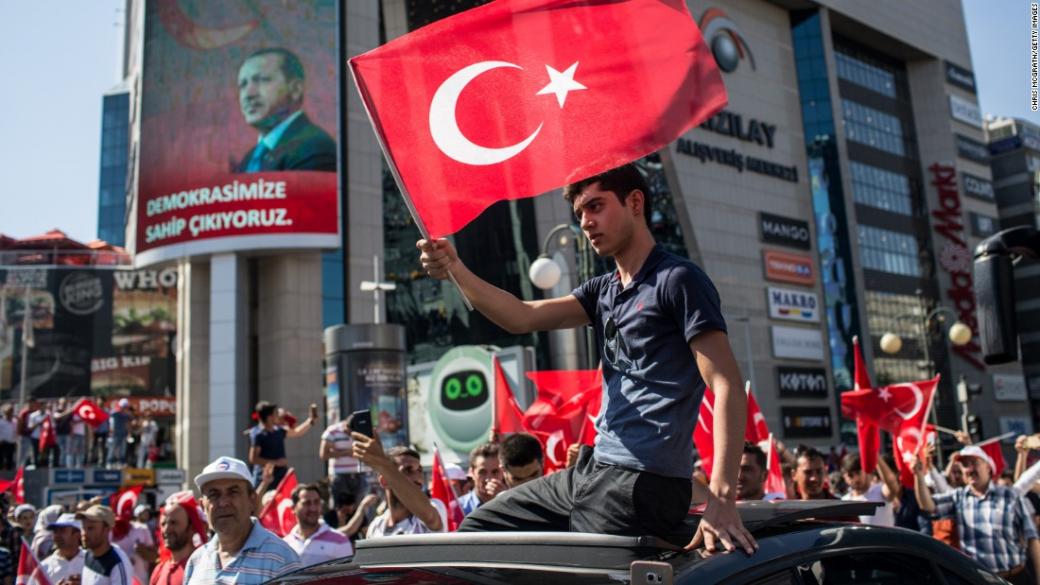 Турция уволни десетки хиляди държавни служители