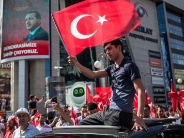 Турция уволни десетки хиляди държавни служители