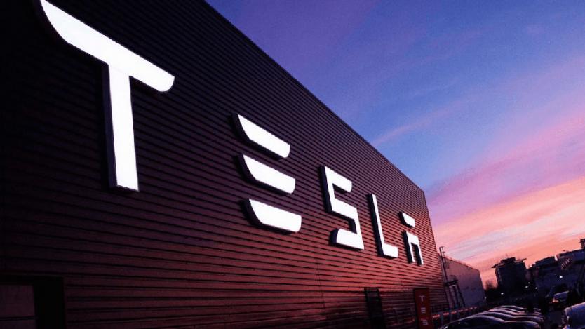 Tesla разработва електромобили, от които се печелят пари