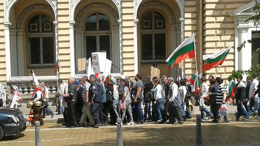 Производители на домашна ракия протестираха пред парламента