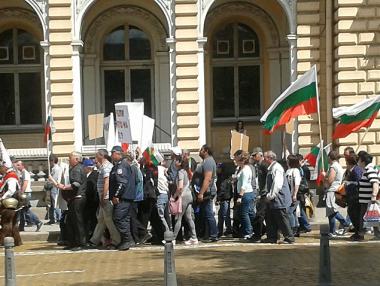 Производители на домашна ракия протестираха пред парламента