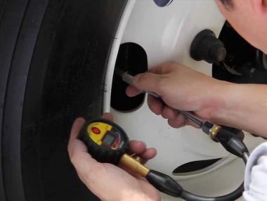 Проверяват безплатно гумите на колите ни