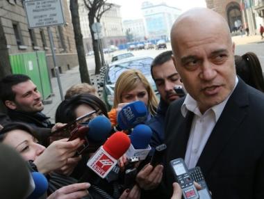 Махат три от въпросите за референдума на Слави