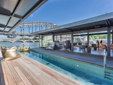 В Париж откриха първия плаващ хотел