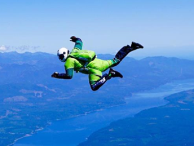 Американец скочи от близо 8 км височина без парашут