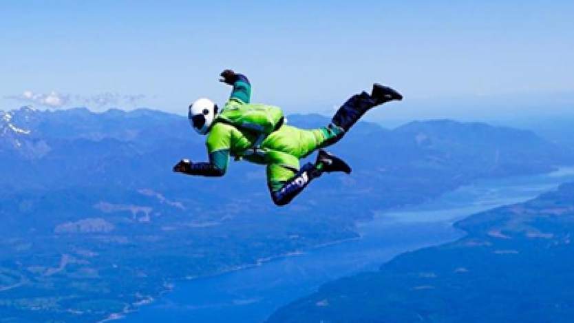 Американец скочи от близо 8 км височина без парашут