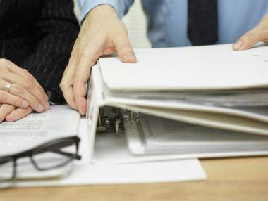 Чиновниците се оплакват, не са им вдигали заплатите