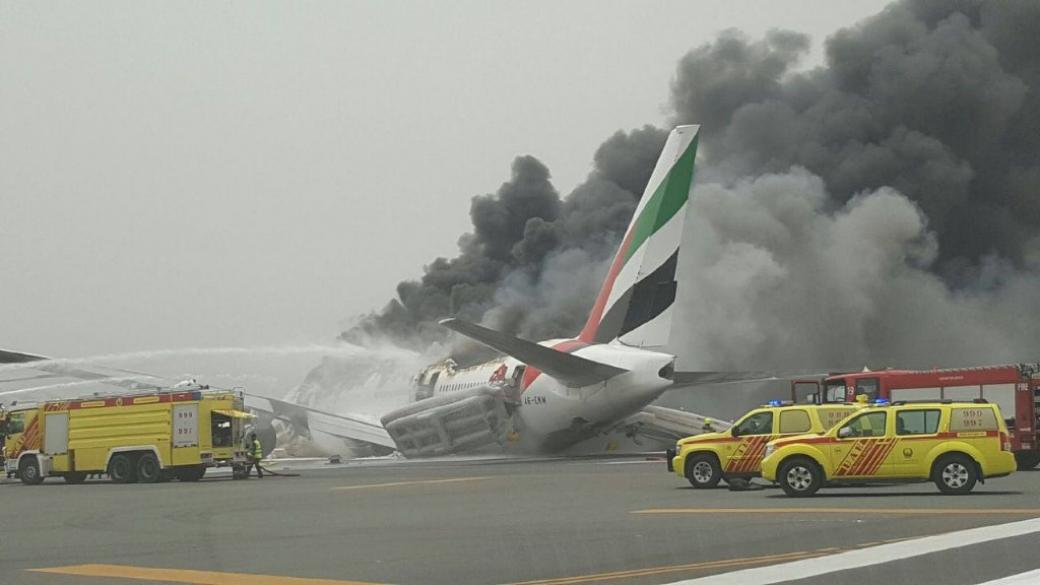 Пътнически самолет се запали на летището в Дубай (обновена)