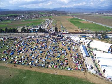 Гърция държи над 20 хил. мигранти на границата с България