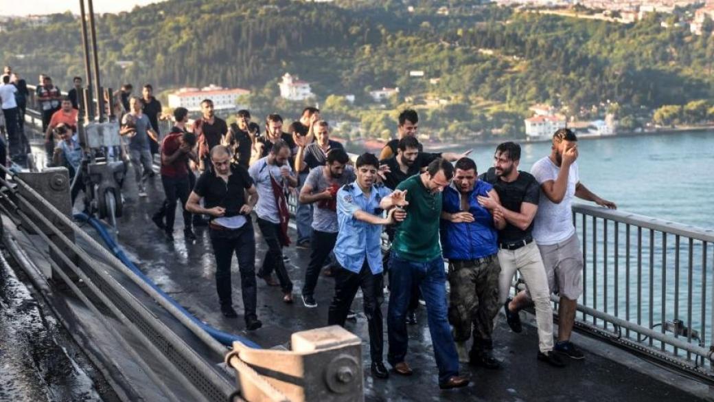 Затворите в Турция се пукат по шевовете след опита за преврат