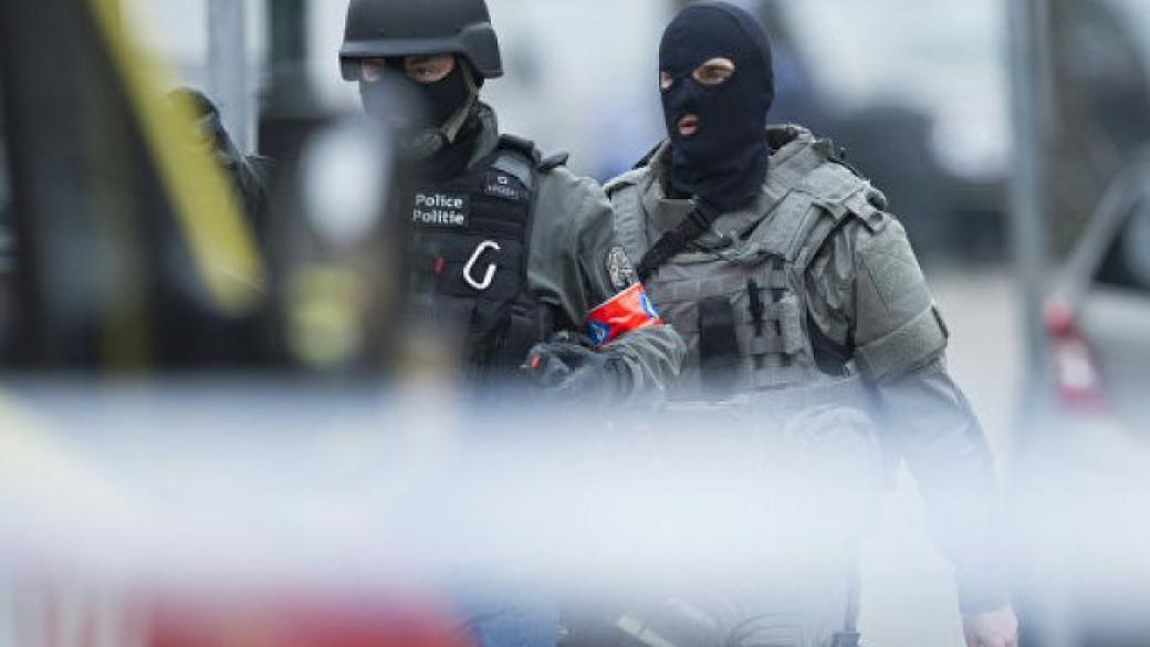 Мъж с мачете нападна полицаи в Белгия