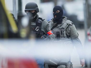 Мъж с мачете нападна полицаи в Белгия