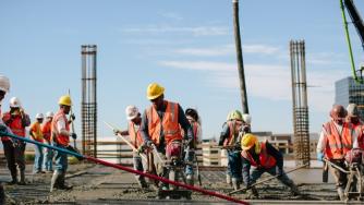 Животът на строителите по обекти в София изложен на риск