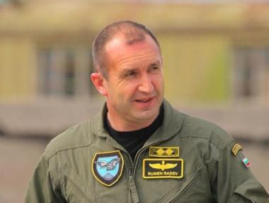 И президентът освободи от ВВС ген. Румен Радев