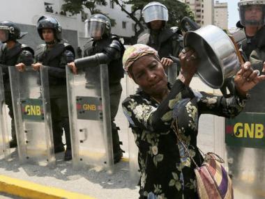 Венецуела отваря границата си с Колумбия