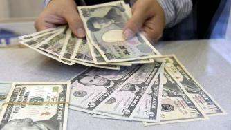 Йената не спира да расте, притиска долара