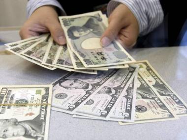 Йената не спира да расте, притиска долара