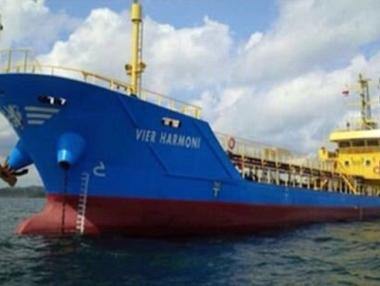 Пирати отвлякоха танкер край Индонезия