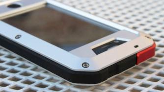 „Калашников“ продава „тактически“ калъф за iPhone 6/6s