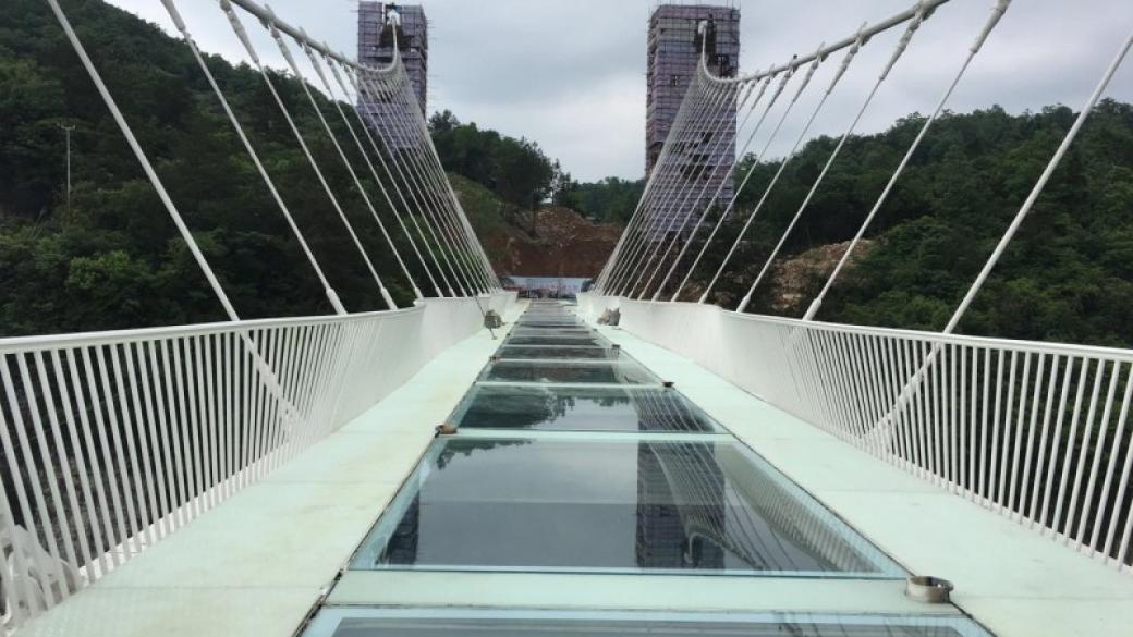 Откриха най-дългия стъклен мост в света (видео)