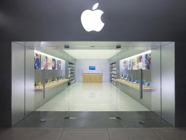 Apple променя имената на магазините си