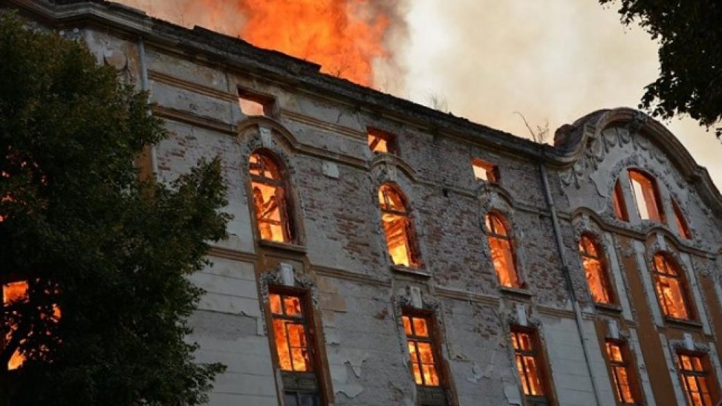 Пожар унищожи 4 от тютюневите складове в центъра на Пловдив (обзор)