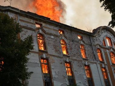 Пожар унищожи 4 от тютюневите складове в центъра на Пловдив (обзор)