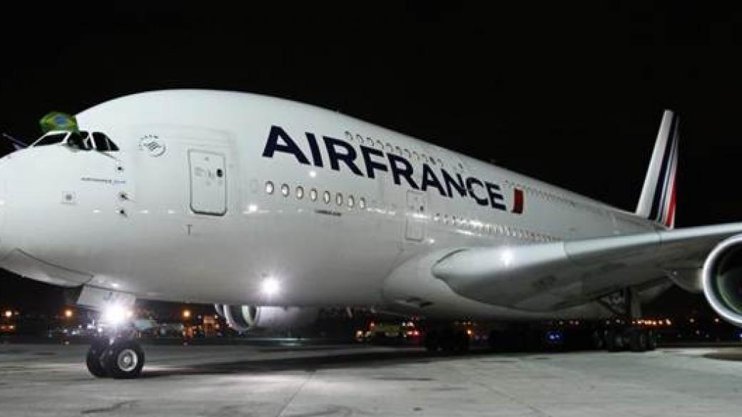 A380 направи първия си търговски полет
