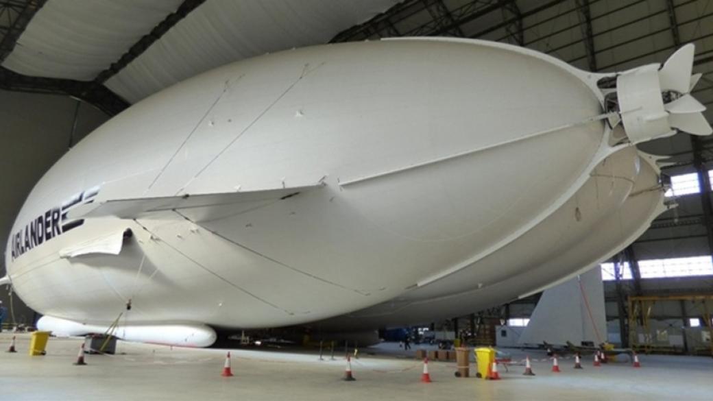Най-големият самолет в света се удари в телеграфен стълб