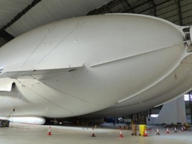 Най-големият самолет в света се удари в телеграфен стълб