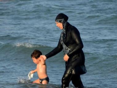 ЕК няма да се меси в дебата за забрана на буркините