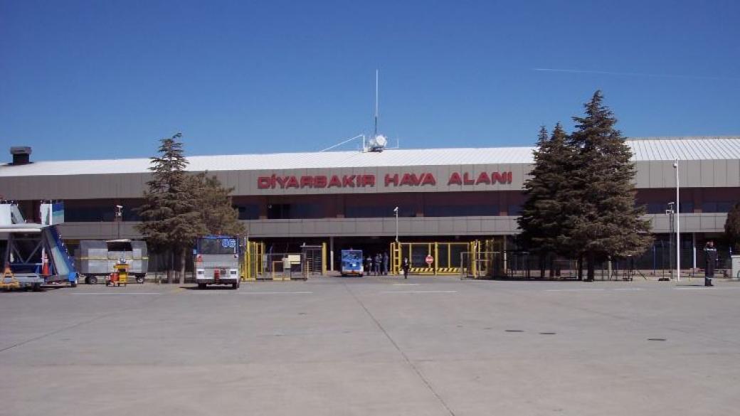 Стрелба с ракети по летището в Диарбекир