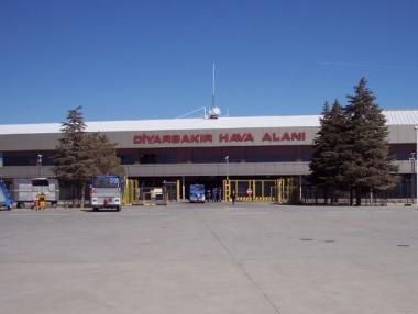 Стрелба с ракети по летището в Диарбекир