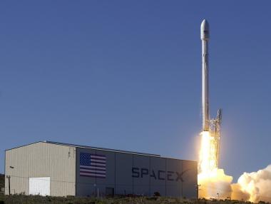 Ракета на SpaceX се взриви, унищожавайки сателит на Facebook