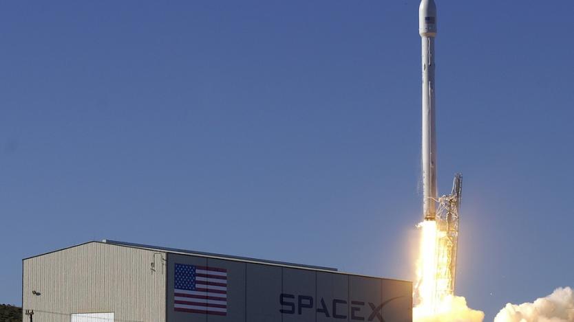 Ракета на SpaceX се взриви, унищожавайки сателит на Facebook