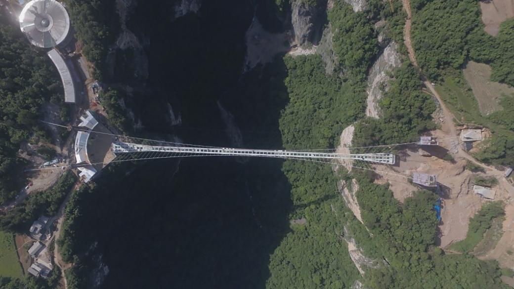 Затвориха най-дългия стъклен мост в света
