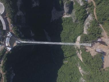 Затвориха най-дългия стъклен мост в света