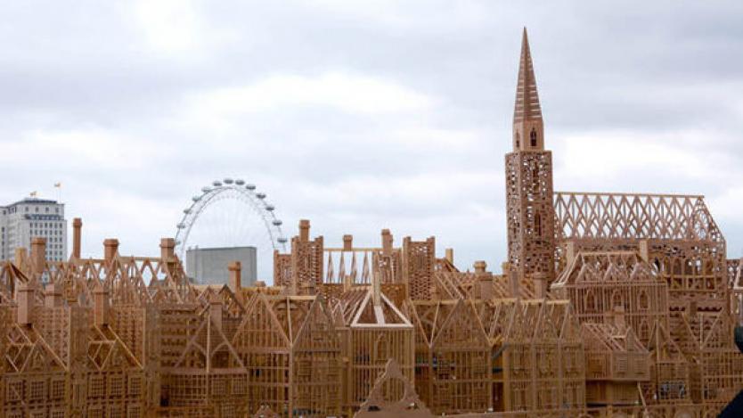 120-метров макет на Лондон ще гори днес (видео)