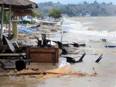Извънредното положение в Гърция остава