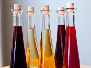 Мамят с етикетите на оцетните имитации