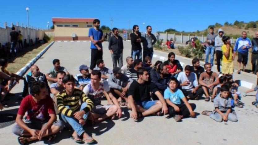 Държавата изгражда лагери по границите при бежански наплив