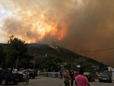 Остров Тасос продължава да се бори с огнената стихия