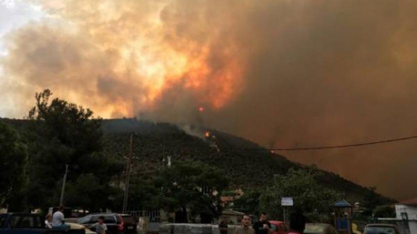 Остров Тасос продължава да се бори с огнената стихия
