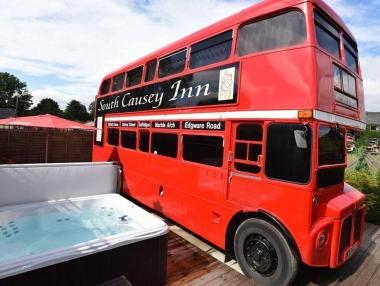Британци превърнаха двуетажен автобус в хотел
