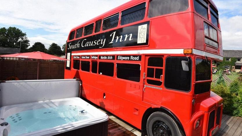 Британци превърнаха двуетажен автобус в хотел